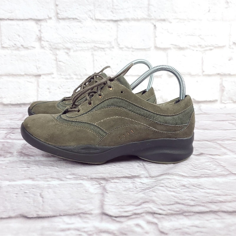 Clarks in motion olive green shoes size 6.5 leather